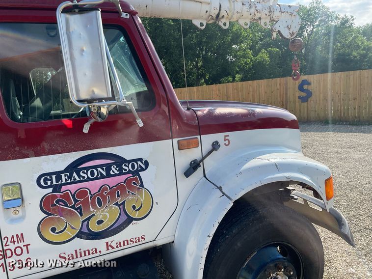 image for item ME9939 1991 International 4900  crane truck