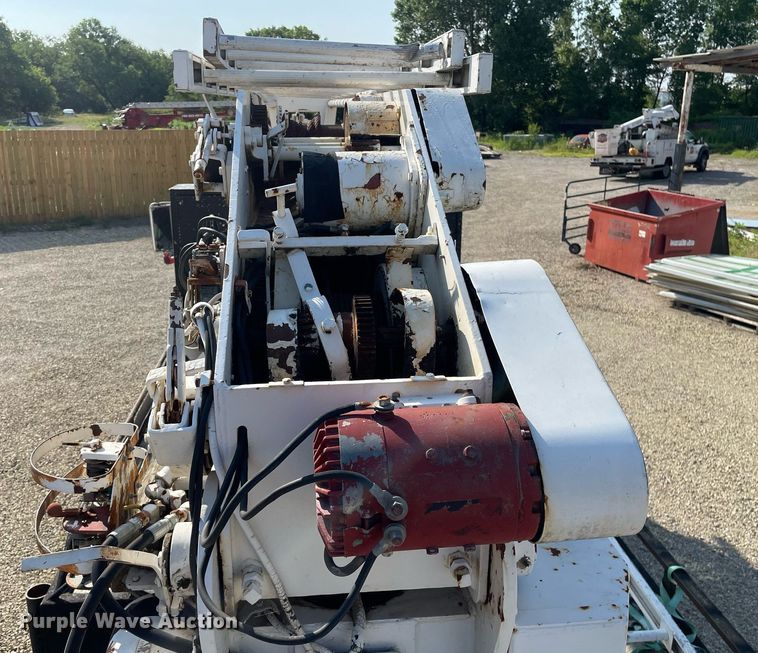 image for item ME9939 1991 International 4900  crane truck