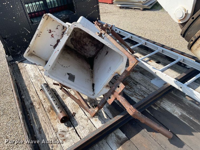 image for item ME9939 1991 International 4900  crane truck