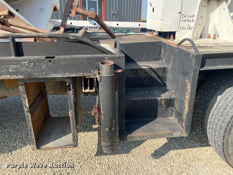 image for item ME9939 1991 International 4900  crane truck