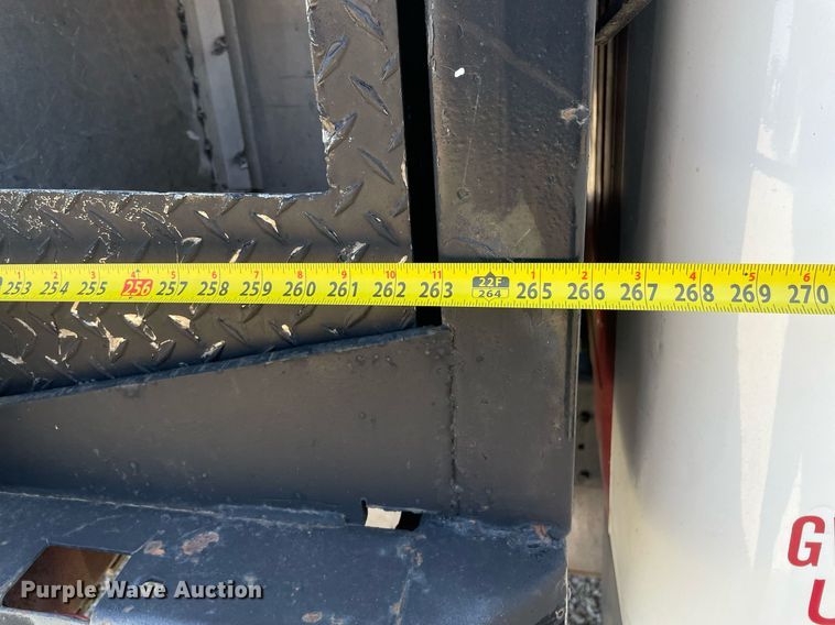 image for item ME9939 1991 International 4900  crane truck