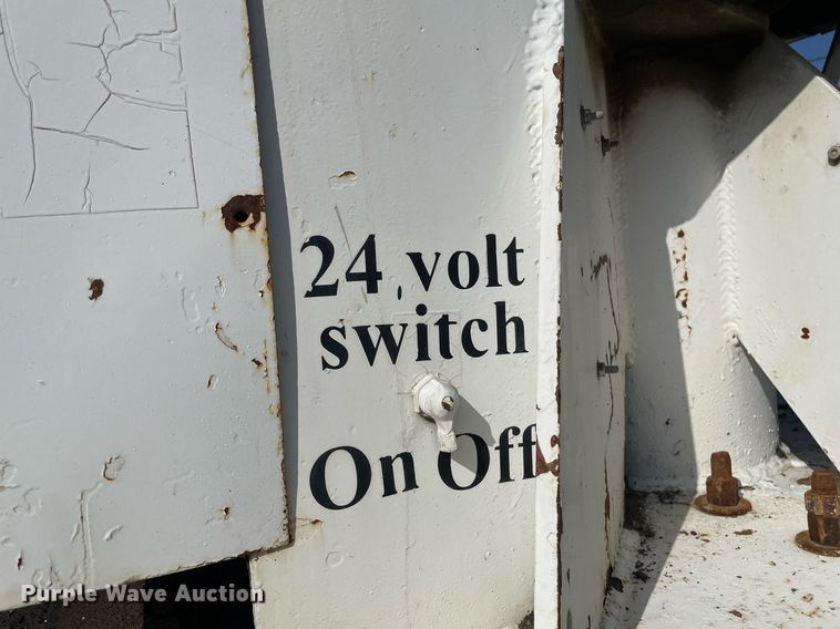 image for item ME9939 1991 International 4900  crane truck