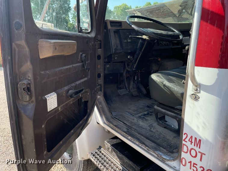 image for item ME9939 1991 International 4900  crane truck