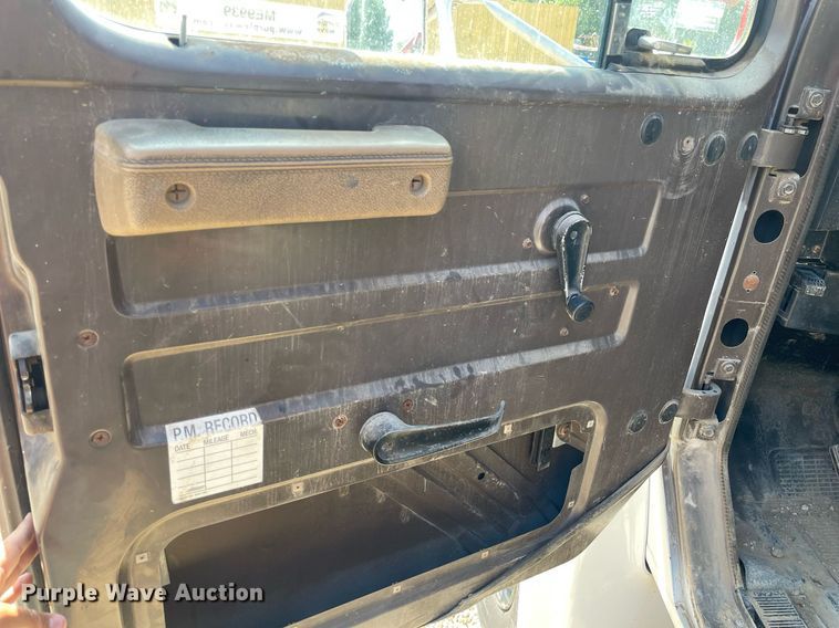 image for item ME9939 1991 International 4900  crane truck