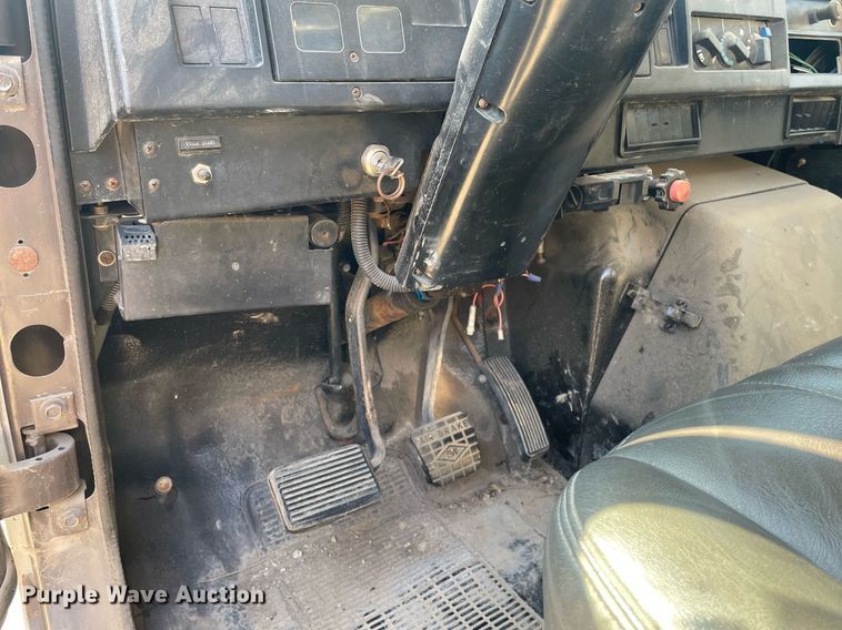 image for item ME9939 1991 International 4900  crane truck