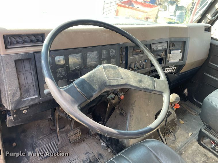 image for item ME9939 1991 International 4900  crane truck