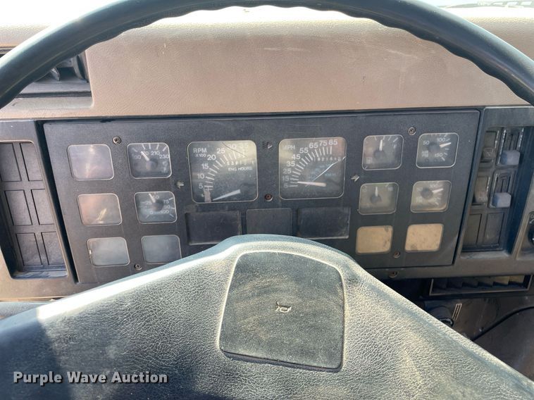 image for item ME9939 1991 International 4900  crane truck