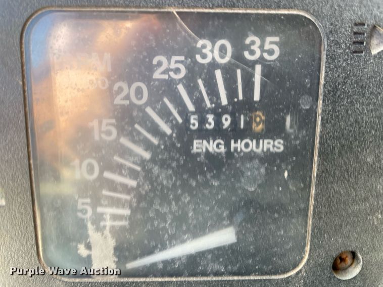 image for item ME9939 1991 International 4900  crane truck