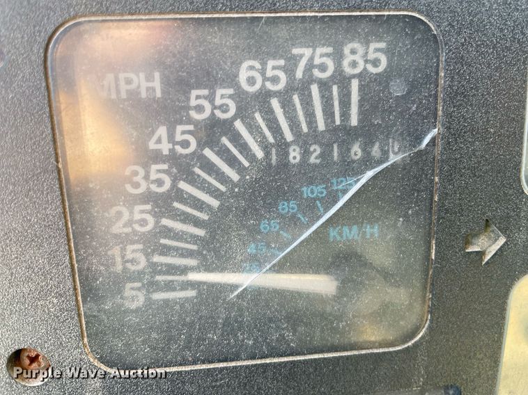 image for item ME9939 1991 International 4900  crane truck