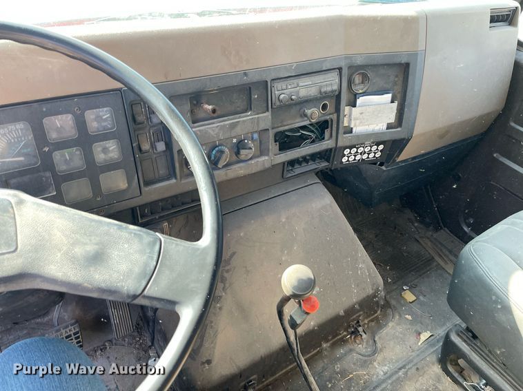 image for item ME9939 1991 International 4900  crane truck