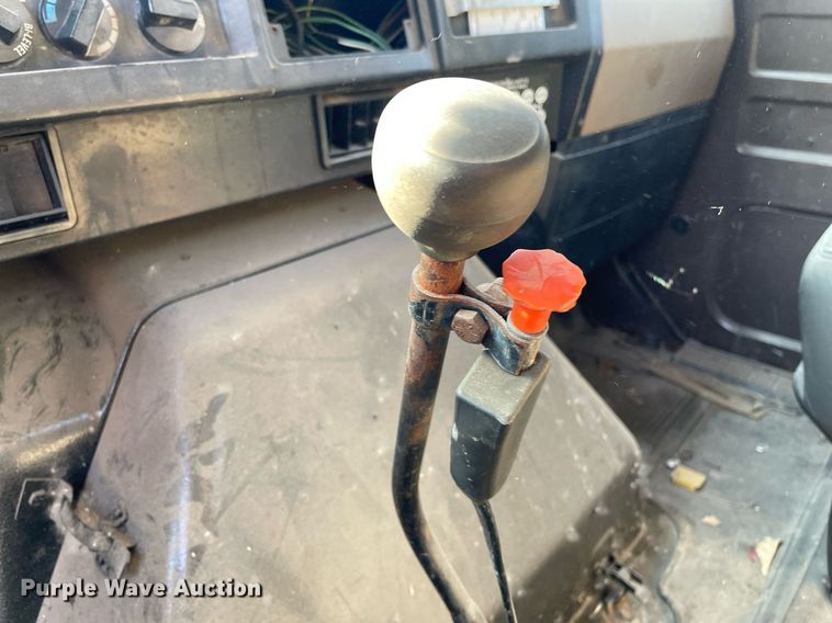 image for item ME9939 1991 International 4900  crane truck