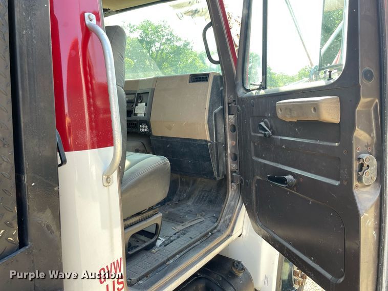 image for item ME9939 1991 International 4900  crane truck