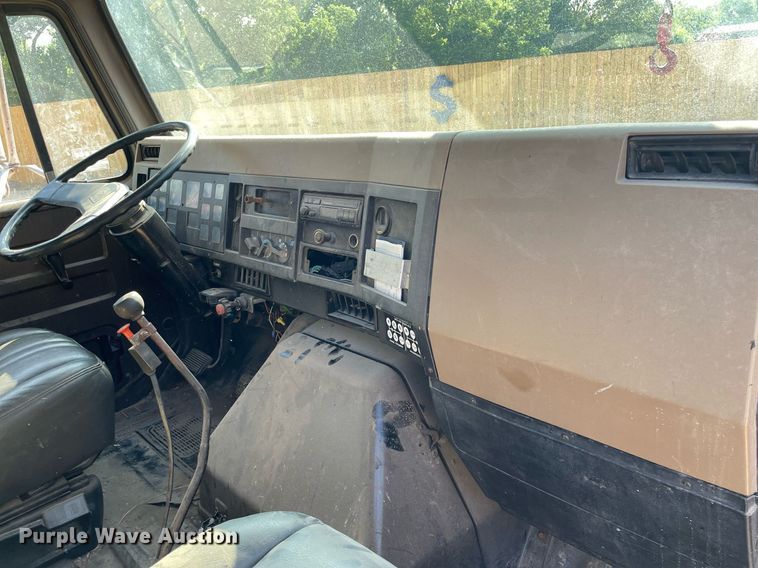 image for item ME9939 1991 International 4900  crane truck