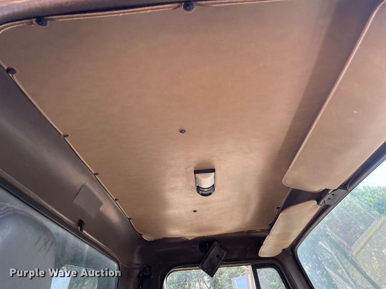 image for item ME9939 1991 International 4900  crane truck