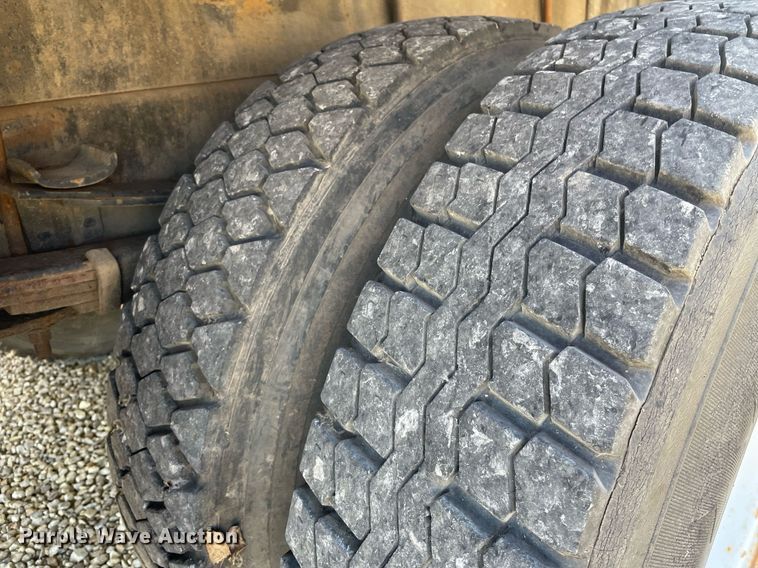 image for item ME9939 1991 International 4900  crane truck