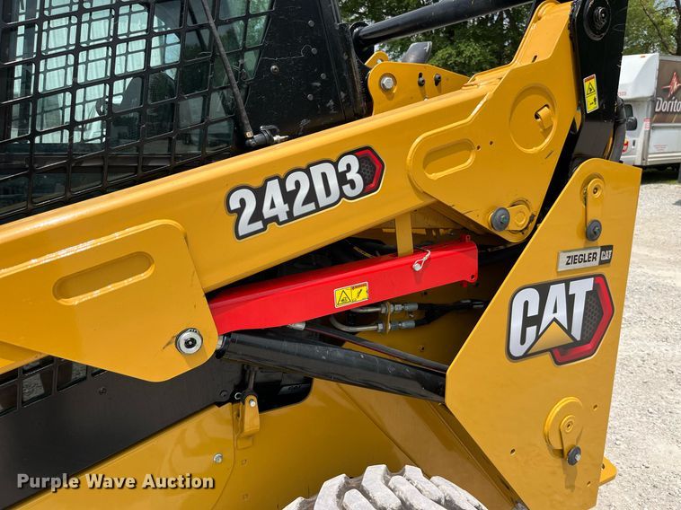 image for item MG9297 2021 Caterpillar 242D3  skid steer loader