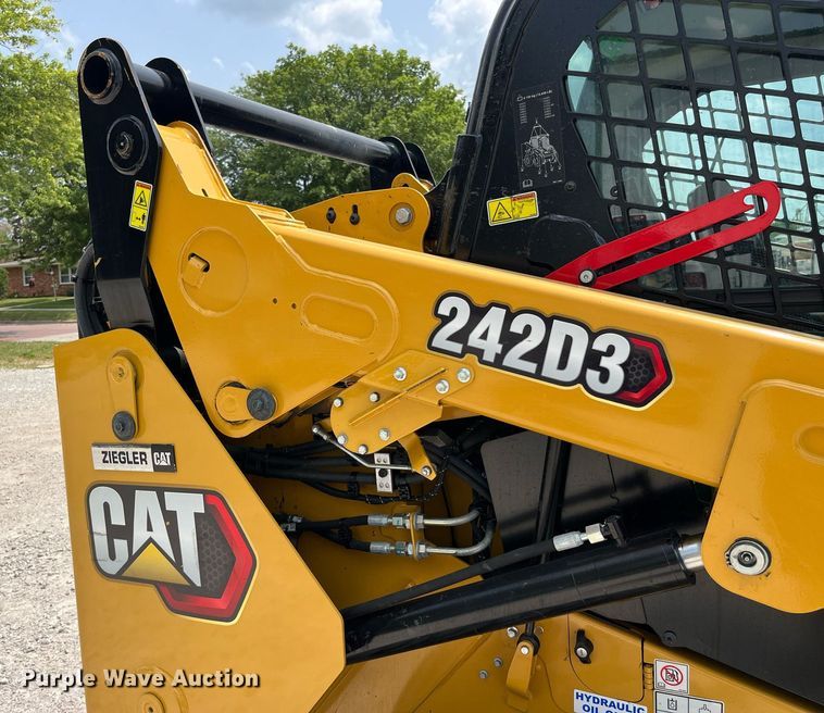 image for item MG9297 2021 Caterpillar 242D3  skid steer loader