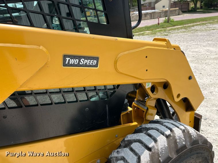 image for item MG9297 2021 Caterpillar 242D3  skid steer loader
