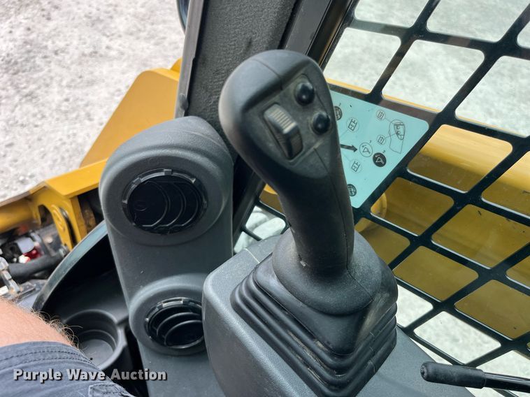 image for item MG9297 2021 Caterpillar 242D3  skid steer loader