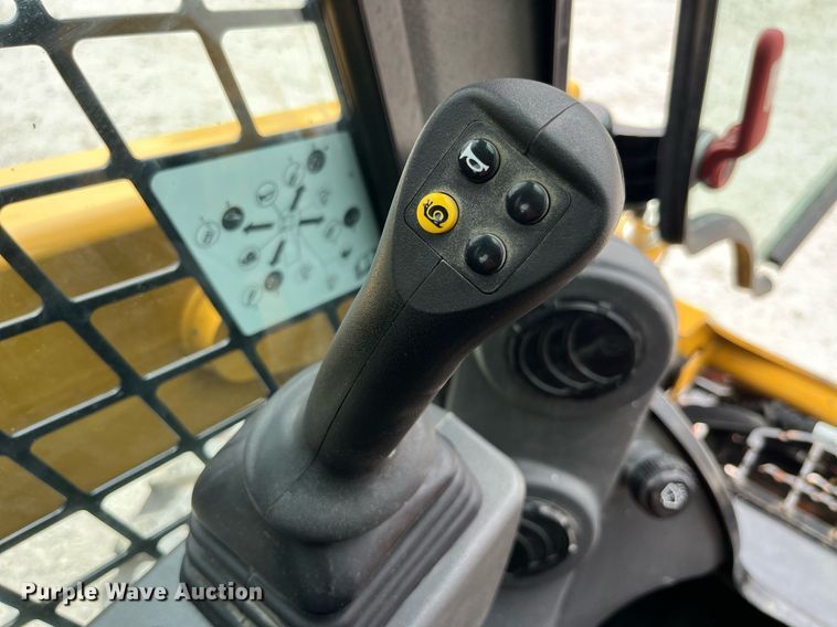 image for item MG9297 2021 Caterpillar 242D3  skid steer loader