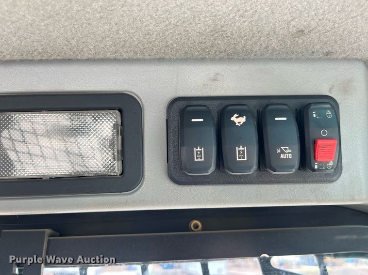 image for item MG9297 2021 Caterpillar 242D3  skid steer loader