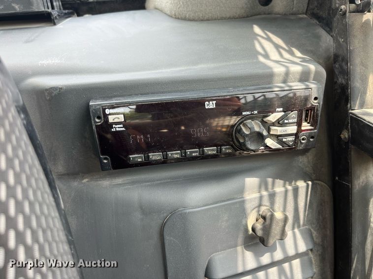 image for item MG9297 2021 Caterpillar 242D3  skid steer loader