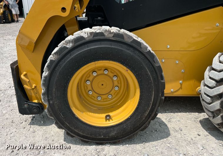 image for item MG9297 2021 Caterpillar 242D3  skid steer loader