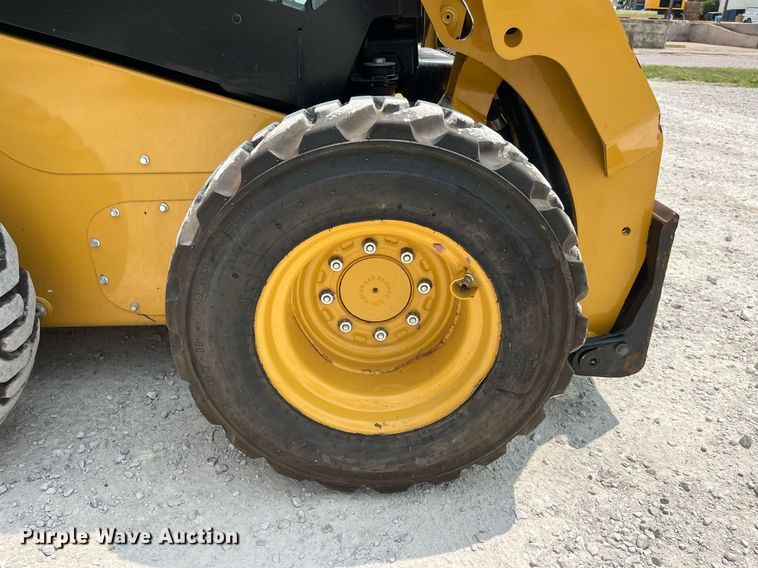 image for item MG9297 2021 Caterpillar 242D3  skid steer loader