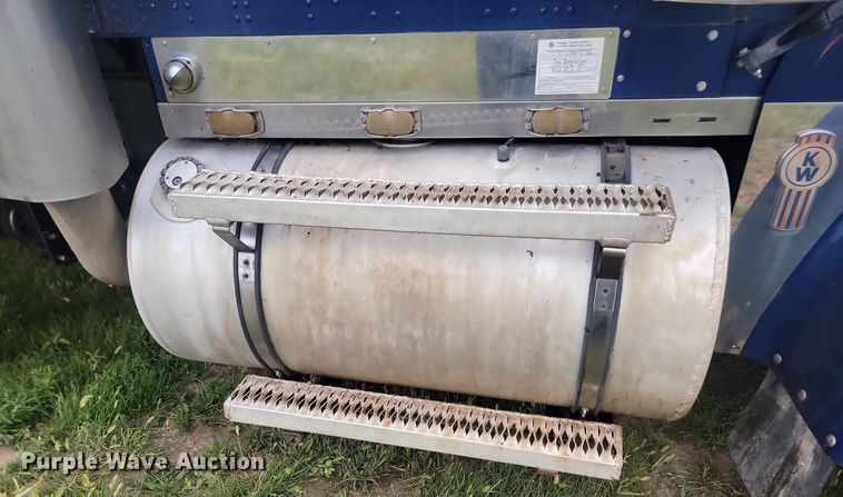 image for item ML9498 2000 Kenworth W900  dump truck