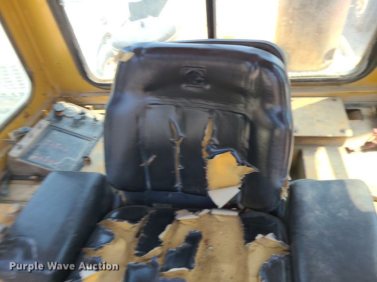 image for item MO9906 1994 Caterpillar 963 LGP  track loader