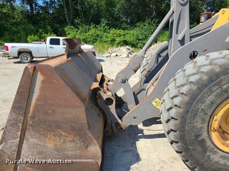 image for item MO9921 2004 Volvo L120E  wheel loader