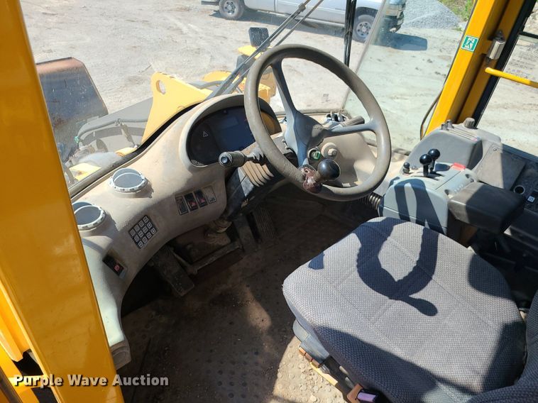 image for item MO9921 2004 Volvo L120E  wheel loader