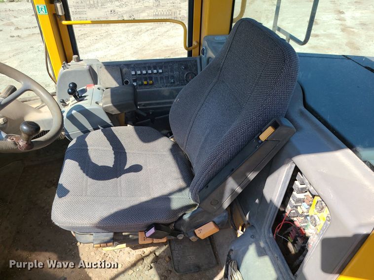 image for item MO9921 2004 Volvo L120E  wheel loader
