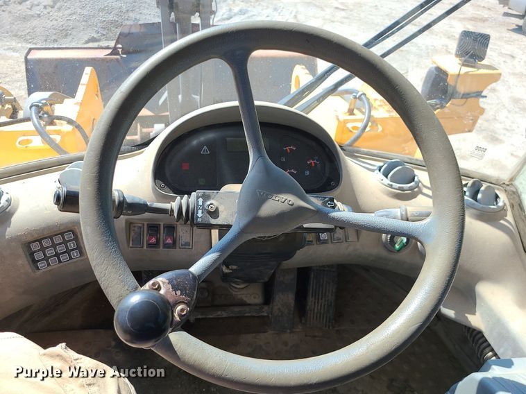 image for item MO9921 2004 Volvo L120E  wheel loader