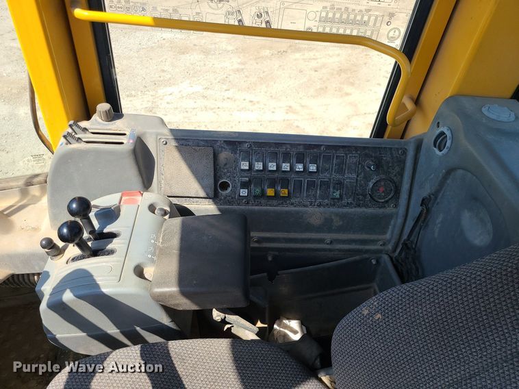 image for item MO9921 2004 Volvo L120E  wheel loader