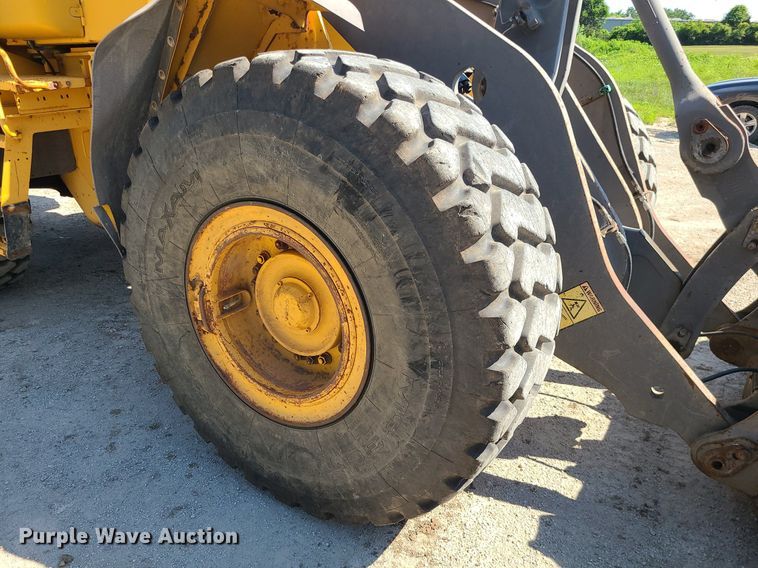 image for item MO9921 2004 Volvo L120E  wheel loader