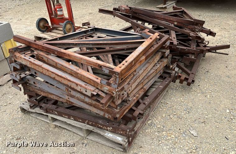 image for item MY9108 Approximately 30 scaffolding brackets