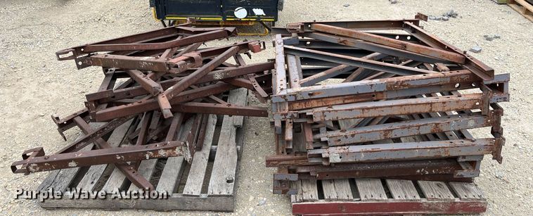 image for item MY9108 Approximately 30 scaffolding brackets