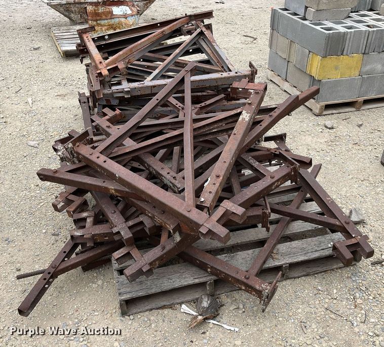 image for item MY9108 Approximately 30 scaffolding brackets