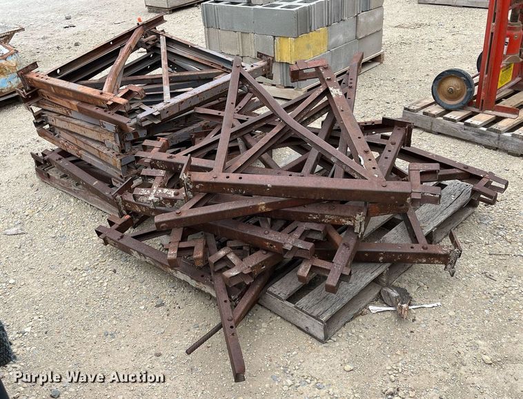 image for item MY9108 Approximately 30 scaffolding brackets