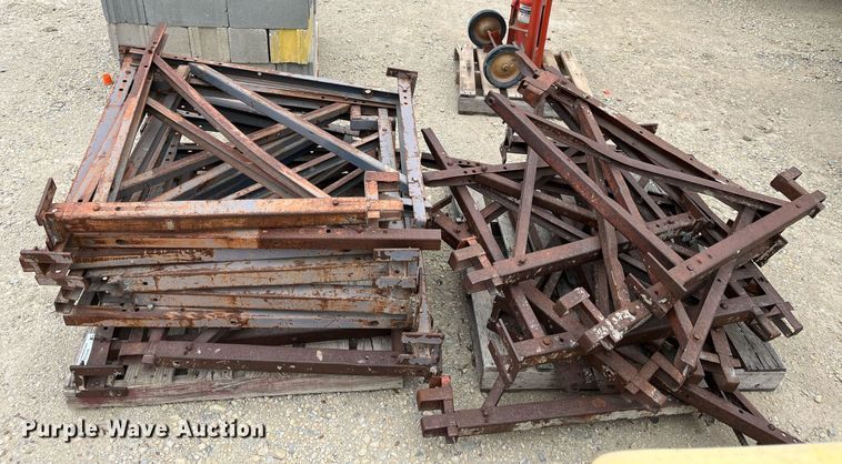 image for item MY9108 Approximately 30 scaffolding brackets