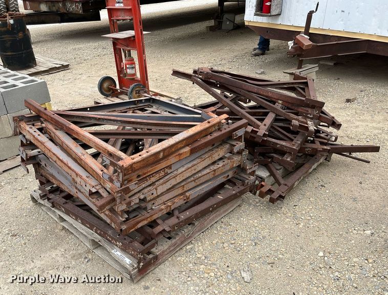 image for item MY9108 Approximately 30 scaffolding brackets