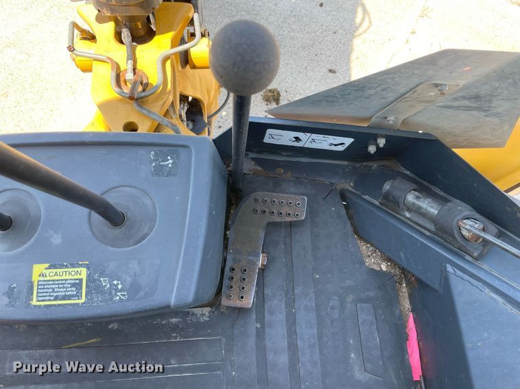 image for item NB9091 2007 John Deere 310SJ  backhoe