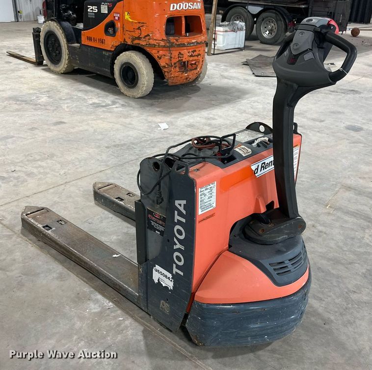 image for item NI9809 Toyota 8HBW23  electric pallet jack