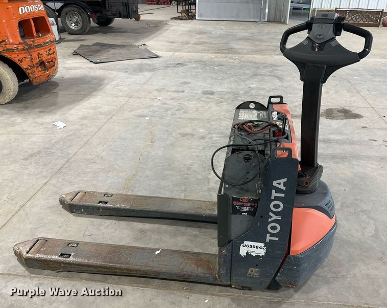 image for item NI9809 Toyota 8HBW23  electric pallet jack