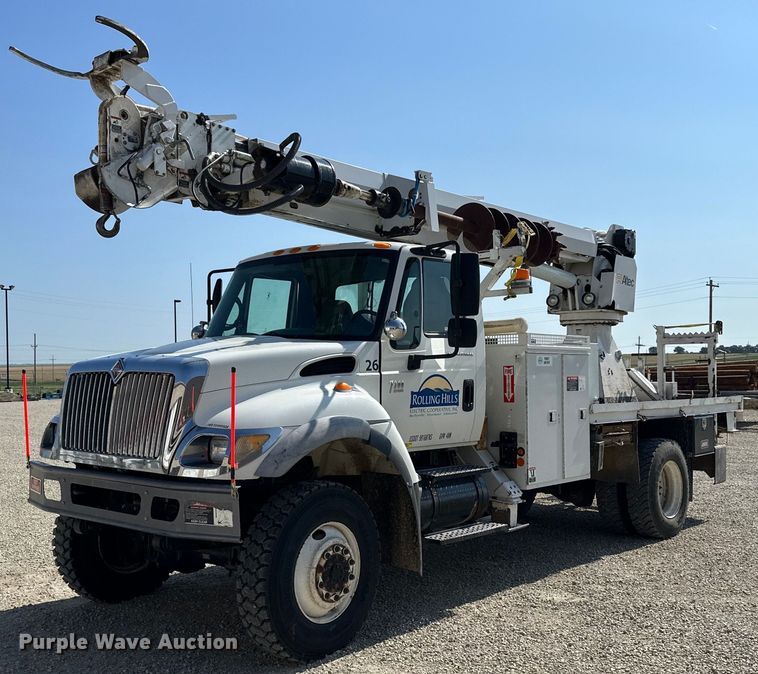 image for item NP9754 2007 International 7300  digger derrick truck