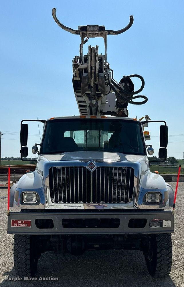image for item NP9754 2007 International 7300  digger derrick truck
