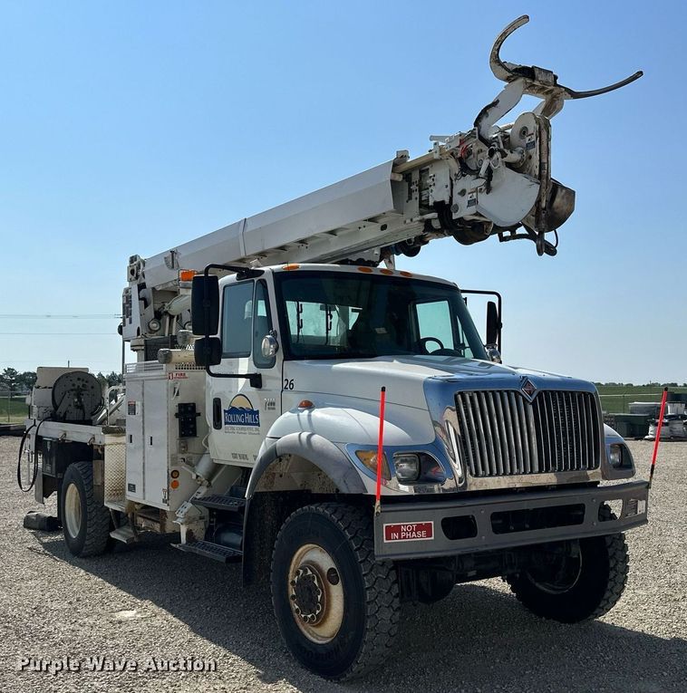 image for item NP9754 2007 International 7300  digger derrick truck