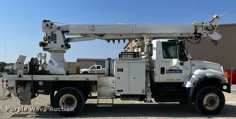 image for item NP9754 2007 International 7300  digger derrick truck
