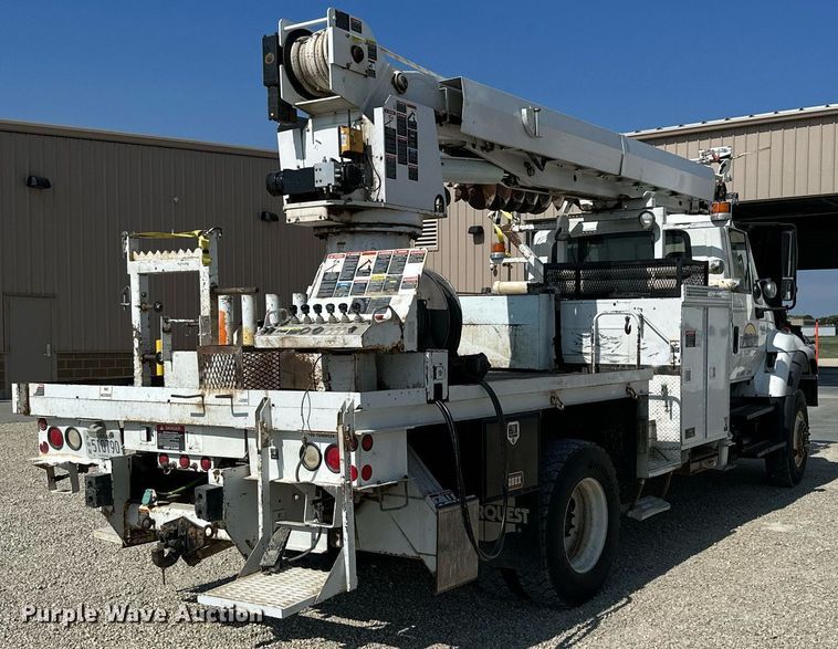 image for item NP9754 2007 International 7300  digger derrick truck